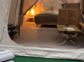 Romantisches Glamping Zelt auf Rügen - Übernachten mitten im Kiefernwald - nur 100m bis zum Strand - Ideal für Paare und kleine Familien - Zelt Nr 1, hotell sihtkohas Dranske