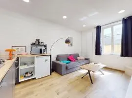 Cozy and bright 2 bedrooms apartment outdoor courtyard