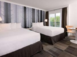 Coast Canmore Hotel & Conference Centre, отель в Канморе