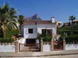 Holiday Home Romantisches Ferienhaus am Meer by Interhome