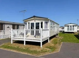 6 Berth Caravan With Decking For Hire In Essex, Seawick Holiday Park Ref 27015Hv