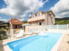 Holiday Home für 8 Personen mit privatem Swimmingpool im Hinterland von Split by Interhome