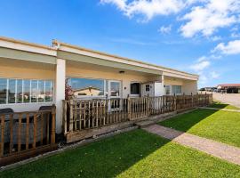 Chalet For Hire At Rainbows End Near A Beautiful Norfolk Beach Ref 31039R, viešbutis mieste Bacton