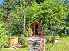 Ferienhaus Lechner am Waldrand mit Sauna & Außendusche, Bergblick und Naturgarten"