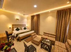 LUXURY HOTEL KASHI VISHWANATH- Near Shree Vishwanath Temple and Ganga Ghat- HOTEL LAXMI INN- Varanasi Pretty Hospitality & Comfortable Room & Lift & Free Wi-Fi -Restaurant - near Hotel Narayana Palace - BEST HOTEL IN VARANASI