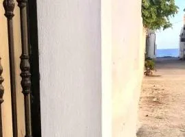 منزل أرضي حوالي 30متر من البحر