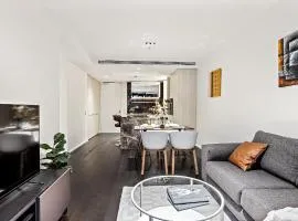 Albert Park 2BR Stay Ultra Luxe With Pool Gym Parking