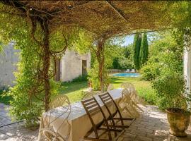 Maison vigneronne avec jardin et piscine, hotel v destinácii Bernis