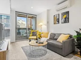 City Skyline Luxe 2BR CBD Retreat With Pool Gym Views