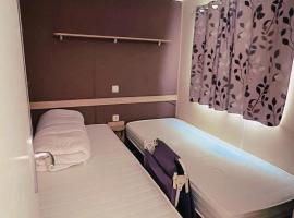 Spacious chalet with furnished terrace โรงแรมในเฟรฌูส