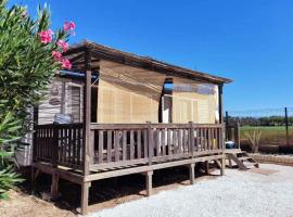 Spacious chalet with furnished terrace, hotel v destinácii Fréjus