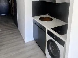 Studio terrasse avec piscine à 10 min de la plage