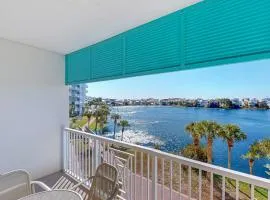 Gorgeous & cozy waterfront efficiency w shared pools hot tubs & beach access