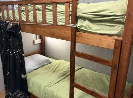 5 Minutes Away Airport Lodge, hotel di Putatan