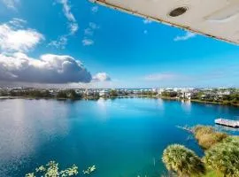 Pretty snowbird condo w lake views free WiFi and full kitchen