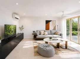 5BR Modern Suburban Grandeur - Luxury Family Estate in Stretton