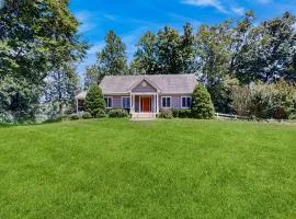 Lakefront house with breathtaking views, private dock & boat launch