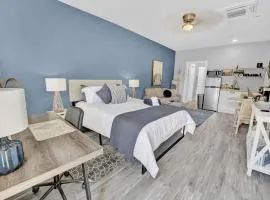 Seaside Escape 6 - Chic Studio near Coast & Dining