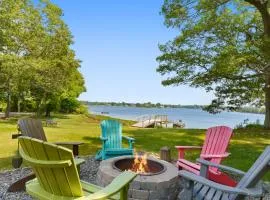 Waterfront Estate w Hot Tub, Dock & Kayaks