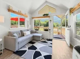 Lake Sutherland Chalet Tiny home with lake access