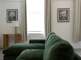 Stylish Town Centre Apartment with Free Parking