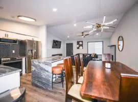 Spacious 4 bedroom 8 beds 20mins From downtown
