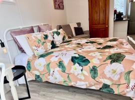 Short Stay- YOUR OWN GUESTHOUSE!, hotel en Halcombe