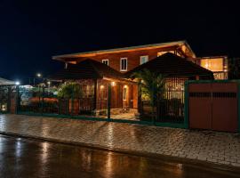 Modern 2 Bedroom Apartment Fast WiFi AC North Paramaribo, Hotel in Paramaribo