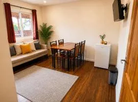 Bright Boutique 2 Bedroom Apartment Studio 13 - Fast WiFi - AC in North Paramaribo
