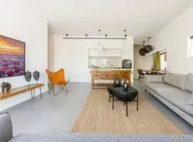 Luxury Artist - Basel Squre View By Localz