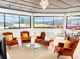 Sunny 3BR Petone Apt - Close to Shops Transit