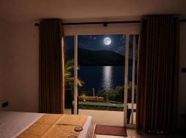 Elee Villa - Waterfront Retreat with Victoria Reservoir & Mountain Views, Hotel in Teldeniya