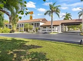 Super 8 by Wyndham Riviera Beach West Palm Beach