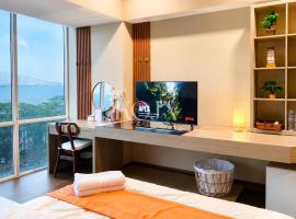 NARA with Smart TV U-Residence 1 - Karawaci, hotel u gradu Klapadua
