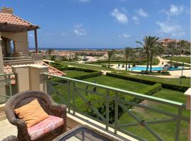 Penthouse in La Vista Bay, hotel en Dawwār Ḩājj as Sayyid Rizq