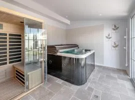 Large Longhouse with HOT TUB & SAUNA, 4 BATHROOMS, 4 TVs
