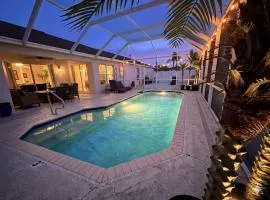 Coconut Courtyard, Tiki Hot Tub, Private Pool & Courtyard Retreat