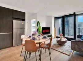 Luxury 2 Bedroom Docklands Pool Sauna Gym with Skyline Views