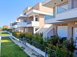 Paralia Ofriniou Iro Residence - Starlink net, Courtyard, Naturally Shaded Terrace, 100m from Beach and Top Taverns, hotelli kohteessa Ofrynio