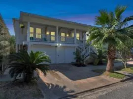 M Street Double Top Floor of a Historic Triplex Sleeps 12 Walk to Beach
