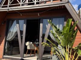 Chalé A-frame Riviera - Jacuzzi Privativa a 50m da Praia da Ferrugem, отель в городе Гаропаба