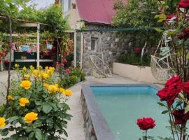 Friendly Cottage with small Pool, ξενοδοχείο σε Ambrolauri