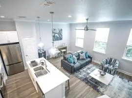 Chic 3BR 3BA Townhome near Arlington Entertainment District less than 3 mins from AT&T Dallas Stadium