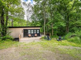 Modern Tiny Home Wraparound Deck – hotel w mieście Great Valley