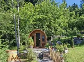 Ferienhaus Lechner am Waldrand mit Holzfasssauna & Außendusche, Bergblick und Naturgarten"
