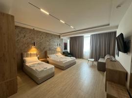 Moonlight Hotel، فندق في فلوره