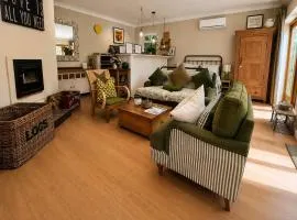The Old Pool House, Stylish Large Studio in Private Country Estate with Air Con