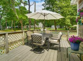 Charming Cape Cod Water-View Cottage、マッシュピーのホテル