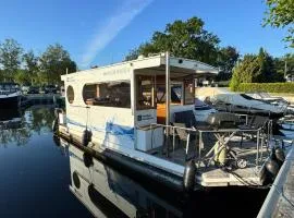 Hausboot in Berlin, festliegend im Yachthafen Schmöckwitz, mit Heizung