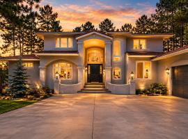 Luxury Golf Estate - 7 Ensuite Suites - Steam Spa - Theatre, hotel en Monument